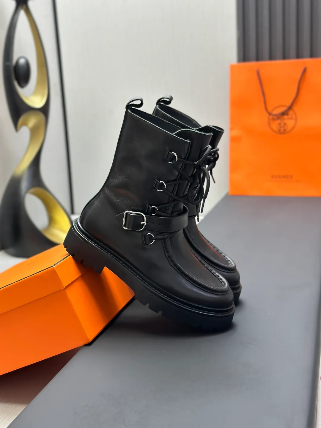 👟👟Ex-factory price 820👟👟 Hermes Martin boots fe new arrival~ Autumn and winter new Bouncing Martin boots casual shoes, the most comfortable shoes from Hermès, no one else⃣️, very light on the feet and good-looking, you will not feel tired when you go shopping and running around👍 The cowhide stitching feels good, very beautiful and versatile, very light and comfortable Hermès GD9321 is perfect for both sports and leisure. It feels great when you step on it! ✔️Fabric: Imported cowhide ✔️Inner lining: Imported silk sheepskin for lining insoles ✔️Outsole: Seamless combination of IP+TPU (multi-color letters) German technology irradiation machine ✔️Size: #35-40 code 🎁Top quality, simultaneous full set of packaging